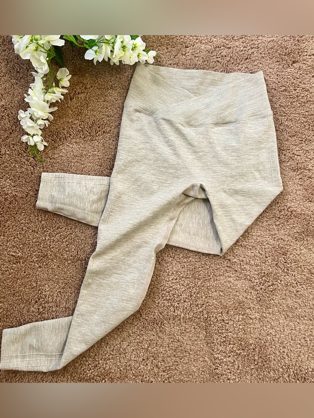 Heathered Oatmeal V-Front Scrunch Butt Leggings